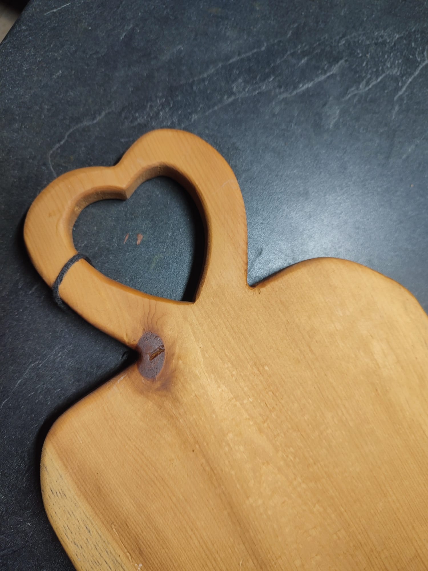 Planche-apero-coeur-epoxy-rouge (2).jpeg