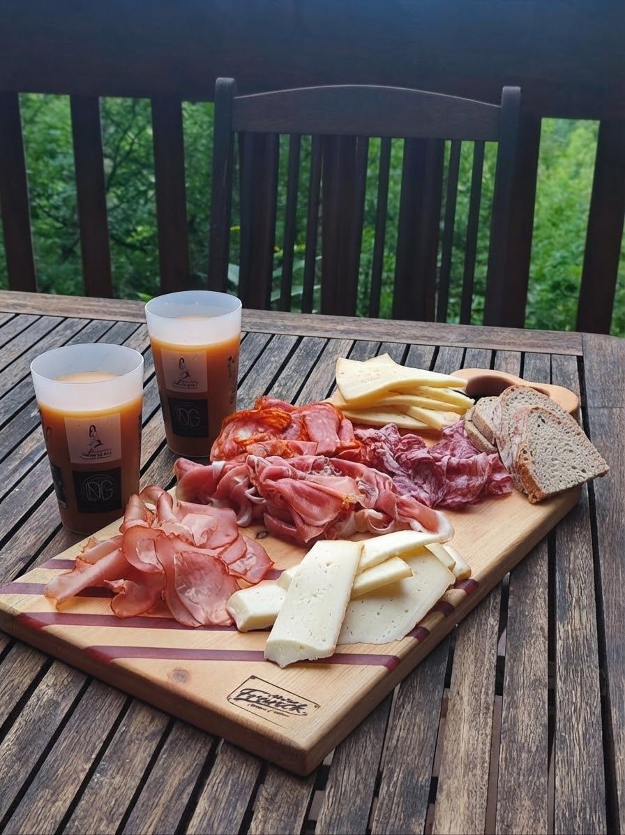 Planche-apero-coeur-epoxy-rouge (3).jpeg