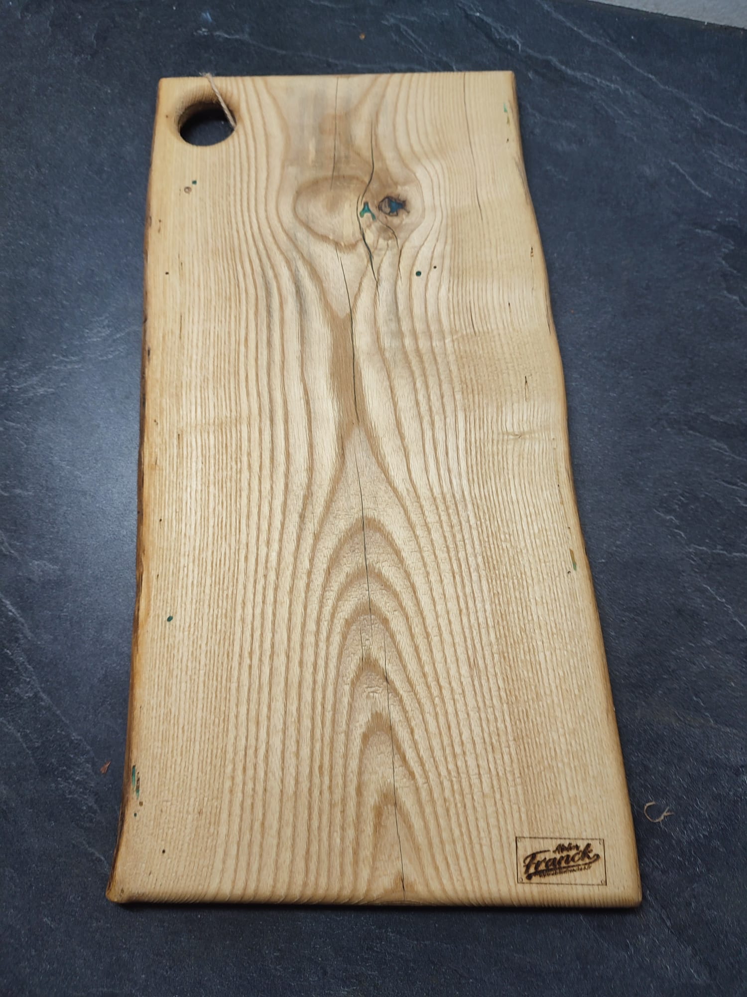 Planche-apero-frêne-epoxy-bleu (4).jpeg